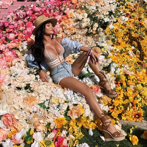 • BEHIND THE LENS  • - Picture 5 of 7